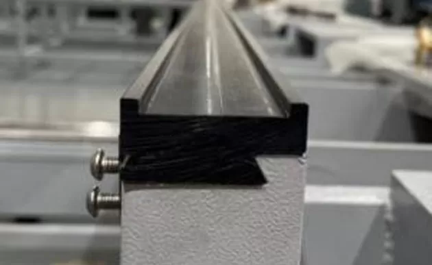 Cấu trúc truyền động được cấp bằng sáng chế cho máy viền đôi đường thẳng