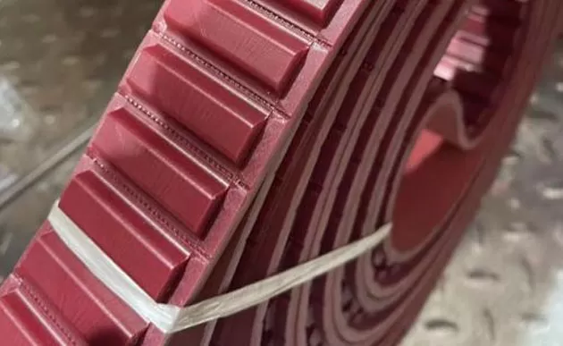 Cấu trúc truyền động được cấp bằng sáng chế cho máy viền đôi đường thẳng