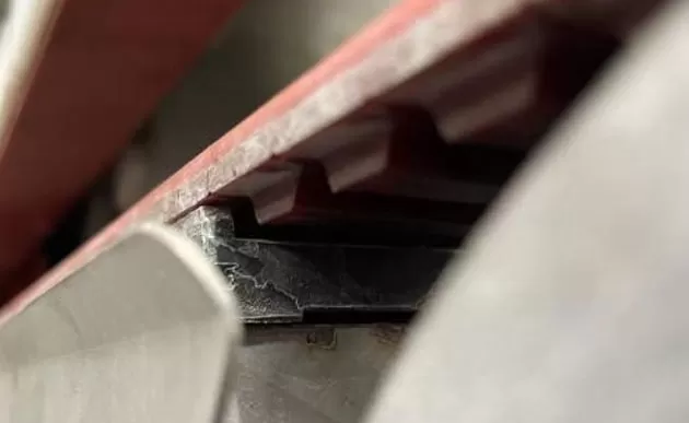 Cấu trúc truyền động được cấp bằng sáng chế cho máy viền đôi đường thẳng