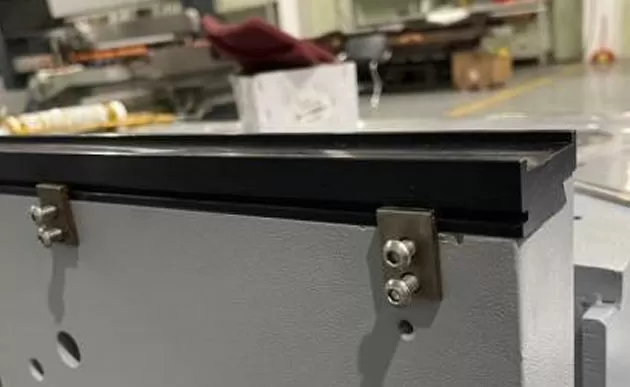 Cấu trúc truyền động được cấp bằng sáng chế cho máy viền đôi đường thẳng