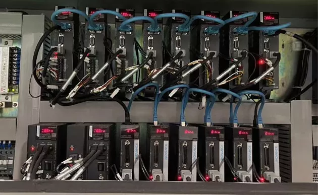 Hệ thống điều khiển động cơ VFD và servo chính xác Máy viền đôi đường thẳng