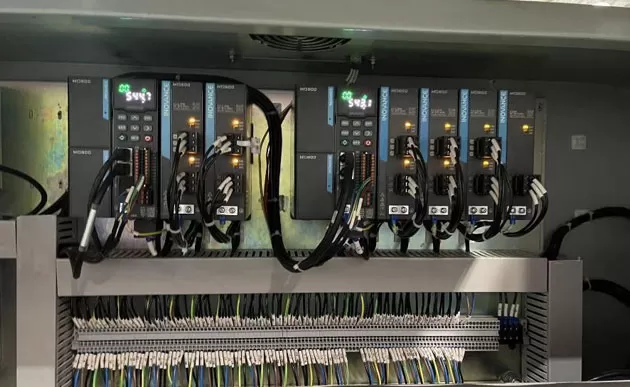 Hệ thống điều khiển động cơ VFD và servo chính xác Máy viền đôi đường thẳng